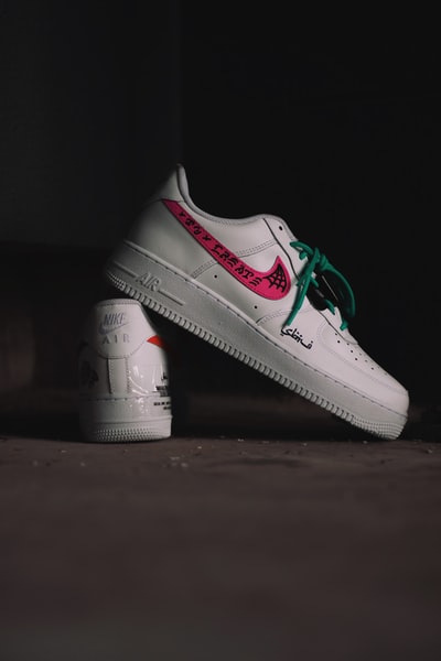 白色和红色nike air force 1 low